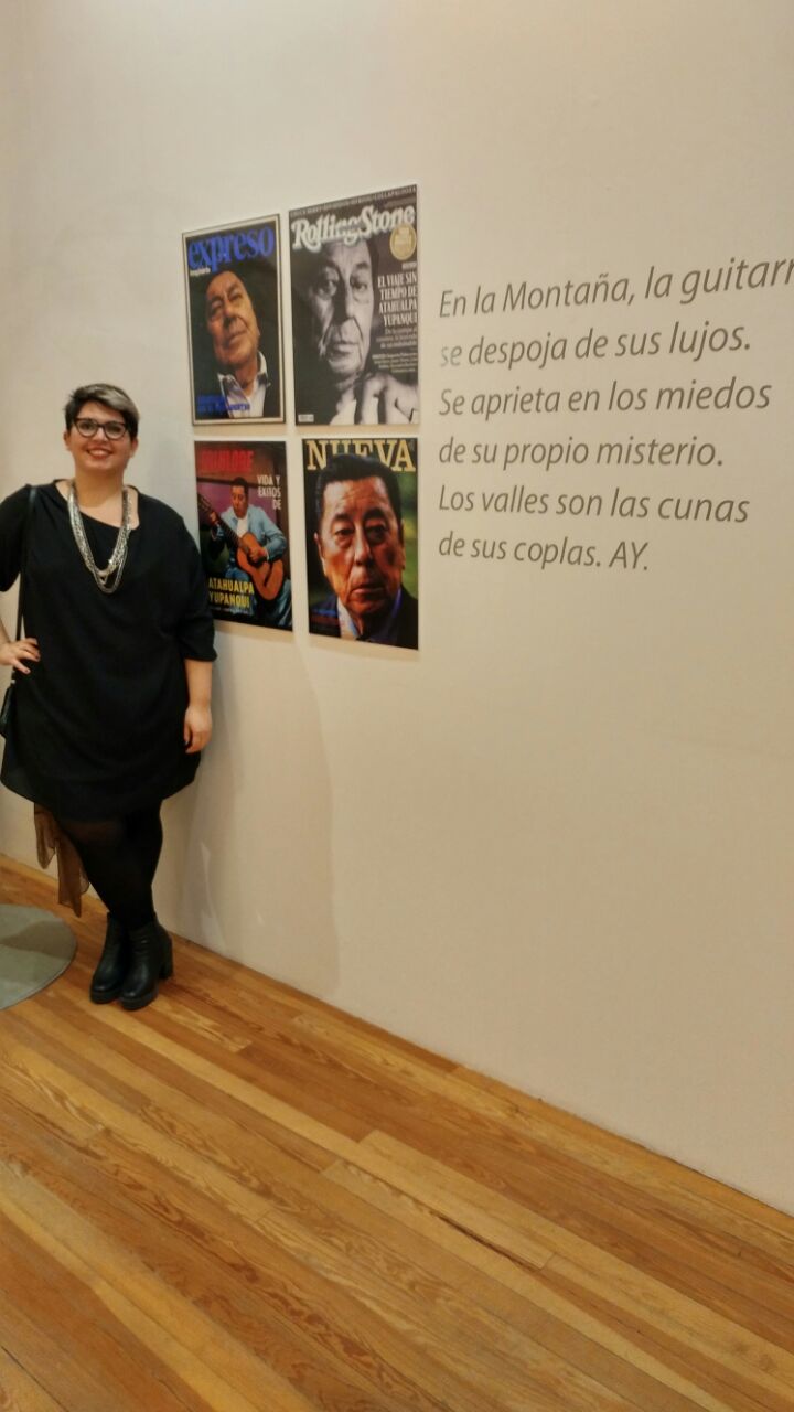 Gabriela Gaona junto a la gráfica expositiva de Tierra que anda, 2017