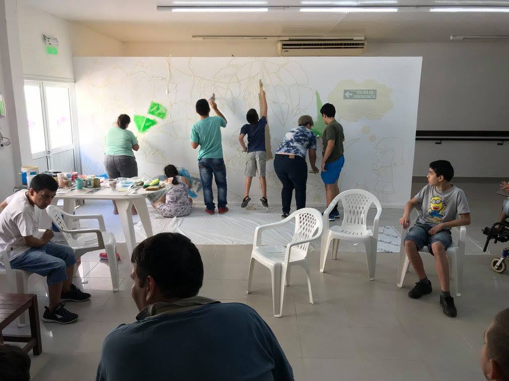 Participantes de ITEF pintando colectivamente las figuras del monte formoseño