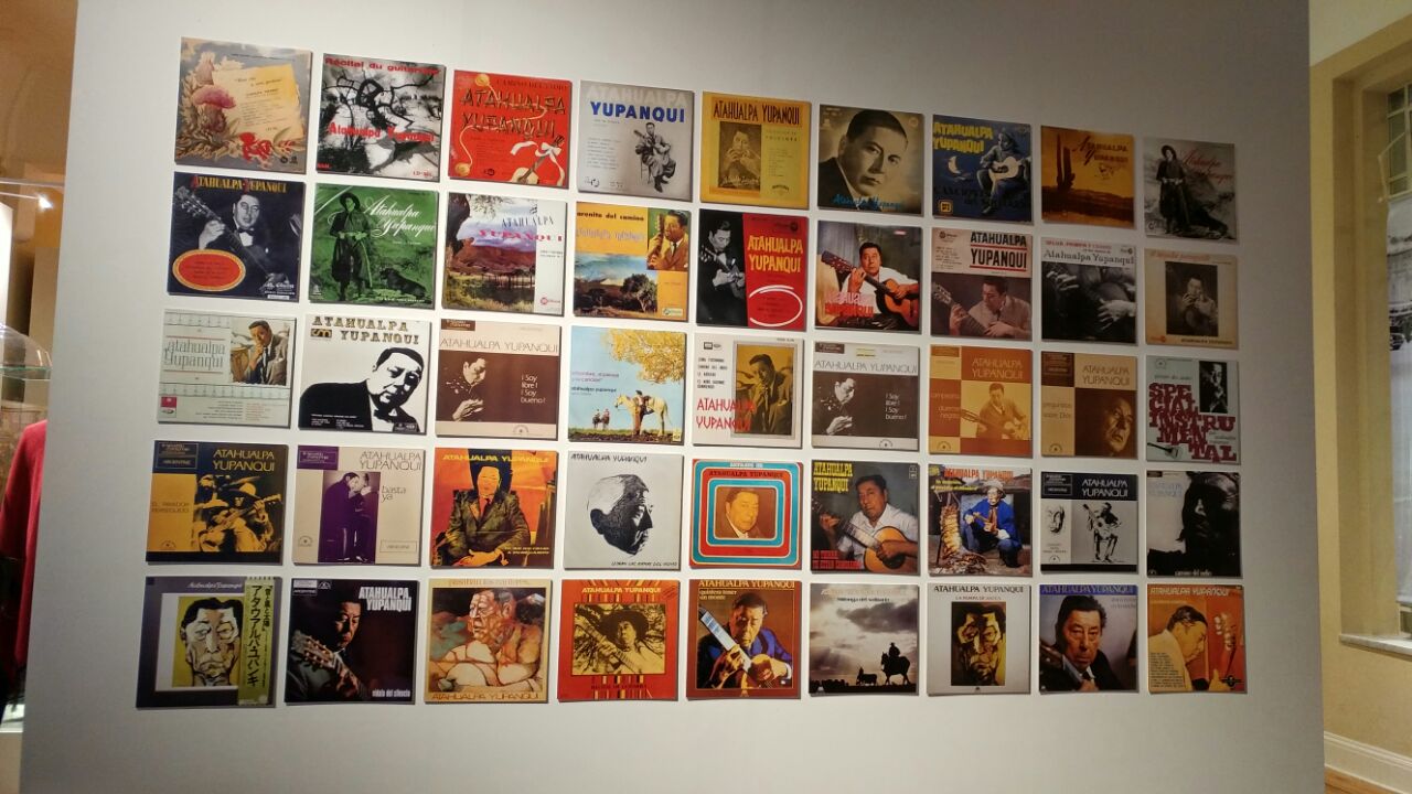 Portadas discográficas de Atahualpa Yupanqui dispuestas en la pared de la exposición