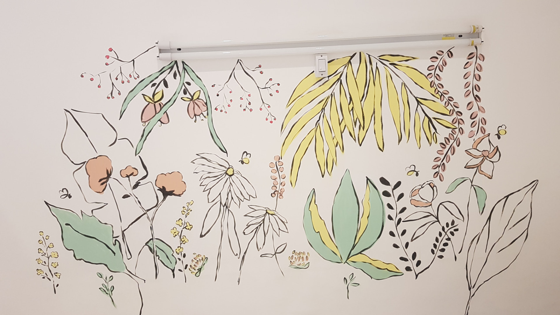 Mural botánico con hojas amarillas y flores en DepiBAR, 2019