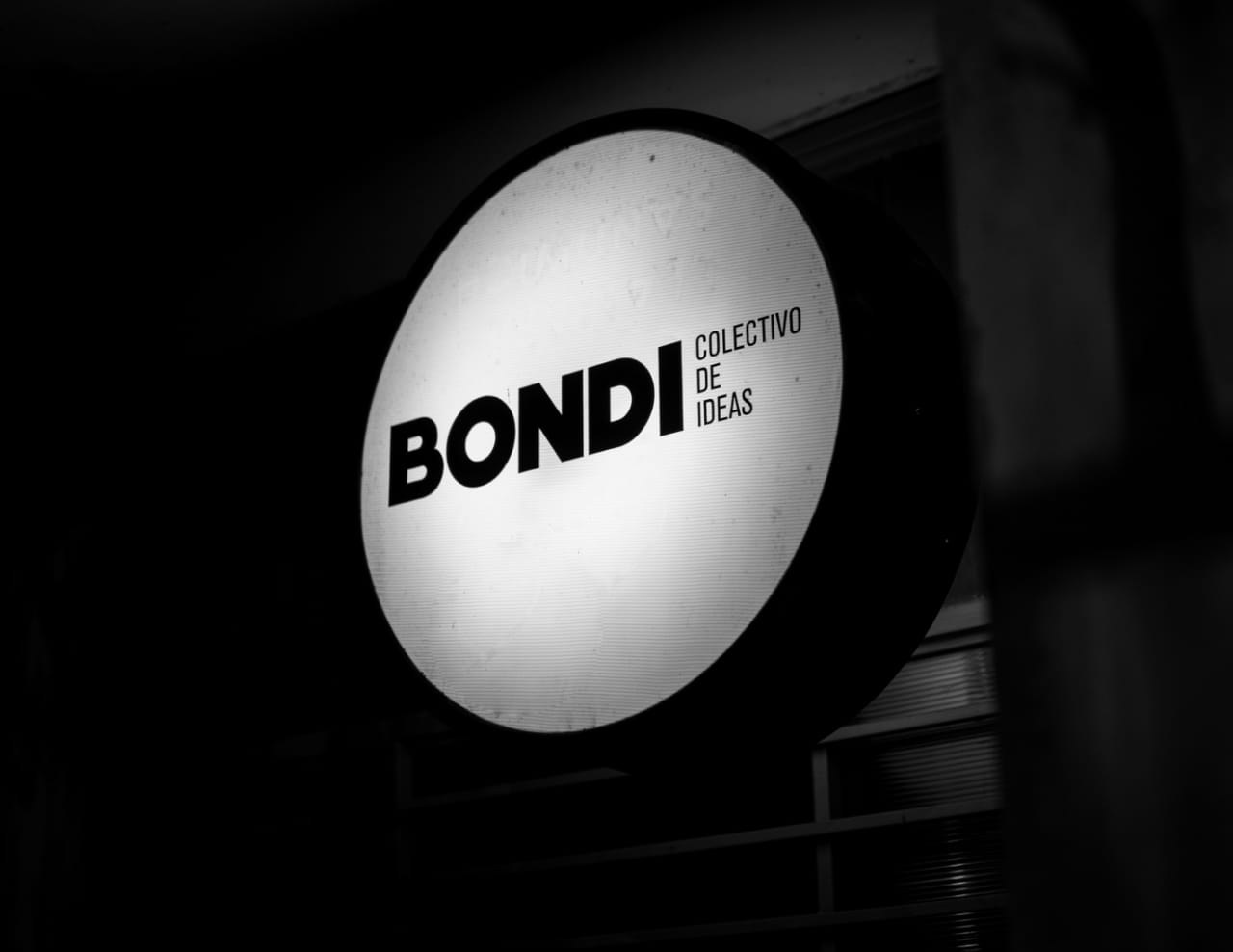 Señalética luminosa de BONDI Colectivo de Ideas en blanco y negro