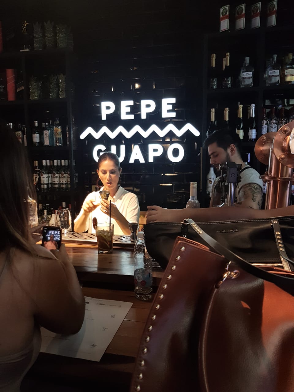 Encuentro en la barra de Pepe Guapo durante la masterclass de coctelería
