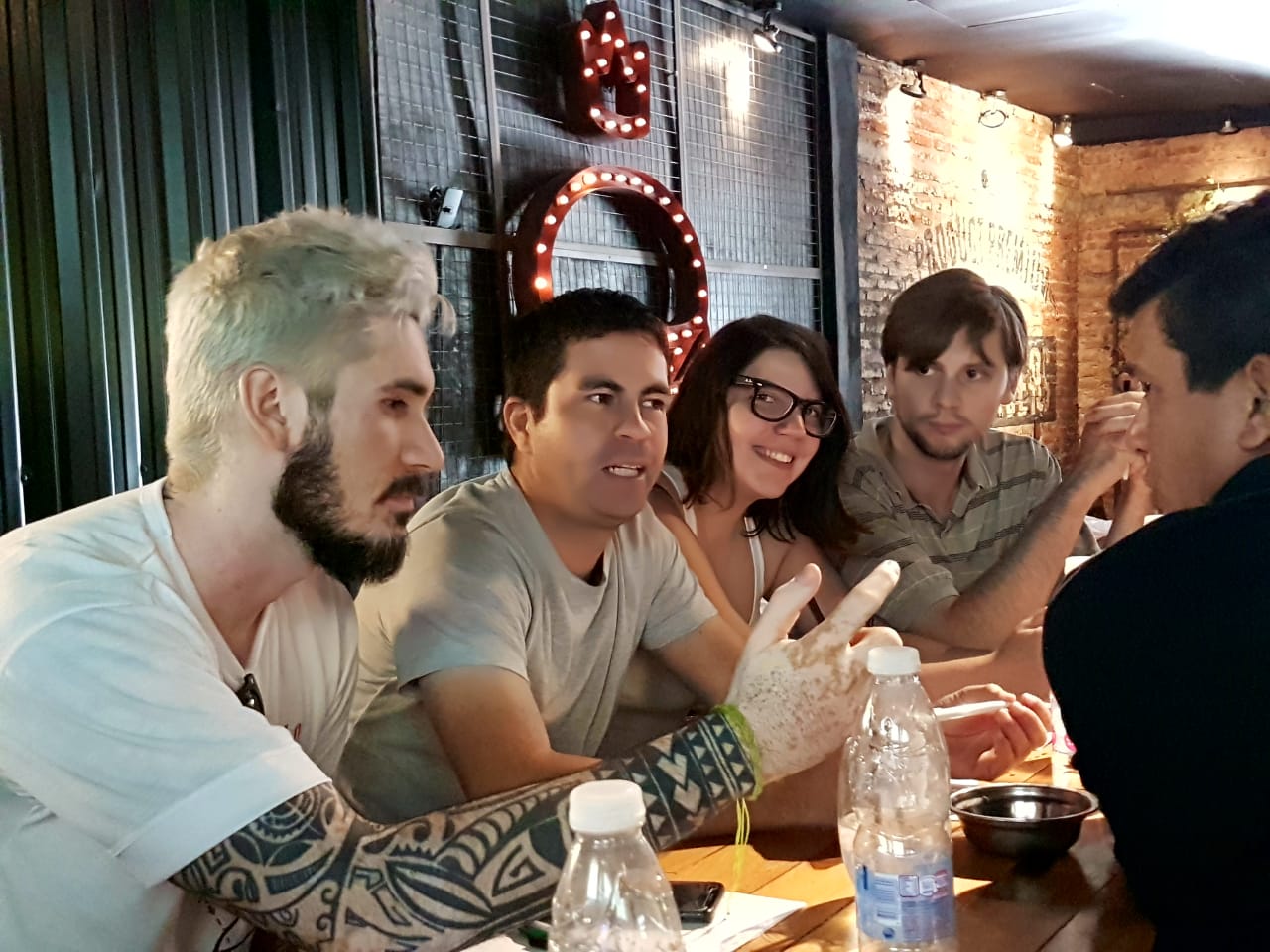 Participantes reunidos en la mesa durante el encuentro