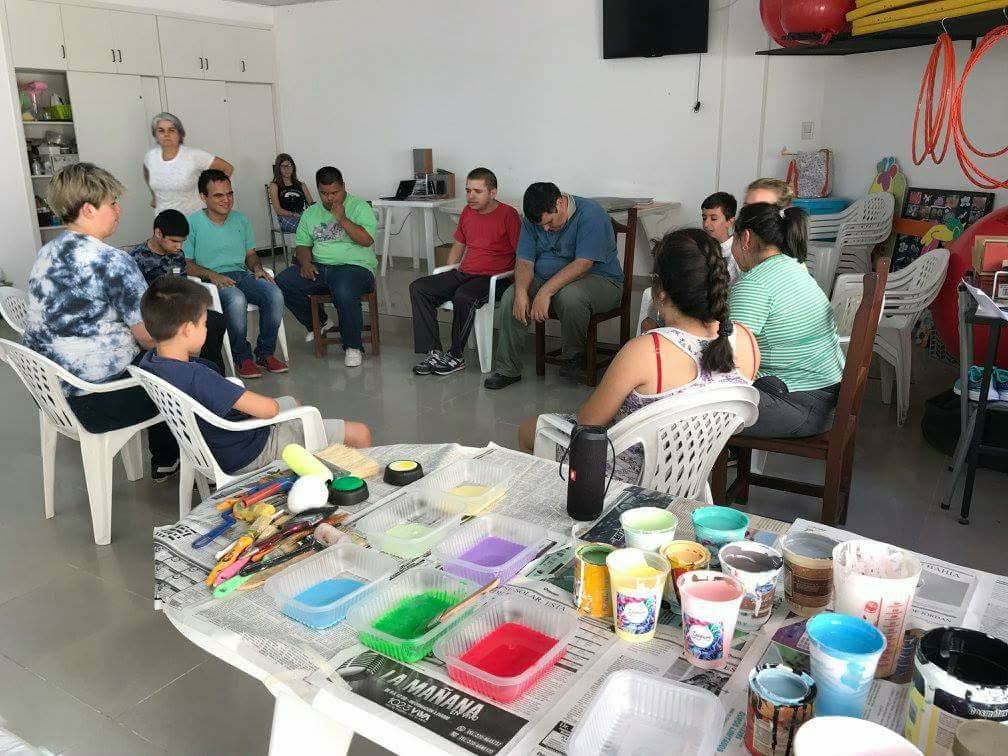 Encuentro de participantes en ITEF junto a la mesa de pinturas y pinceles