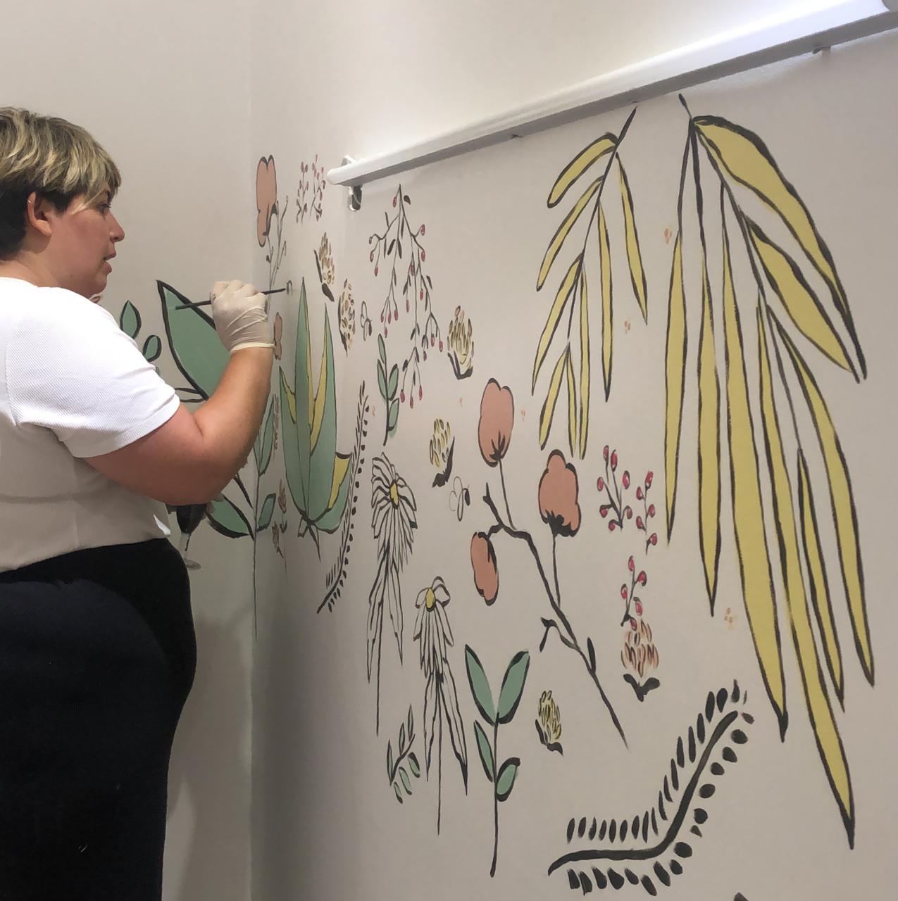 Gabriela Gaona pintando el mural botánico en DepiBAR, 2020
