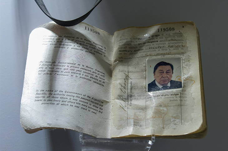 Detalle del pasaporte histórico de Atahualpa Yupanqui expuesto en una vitrina