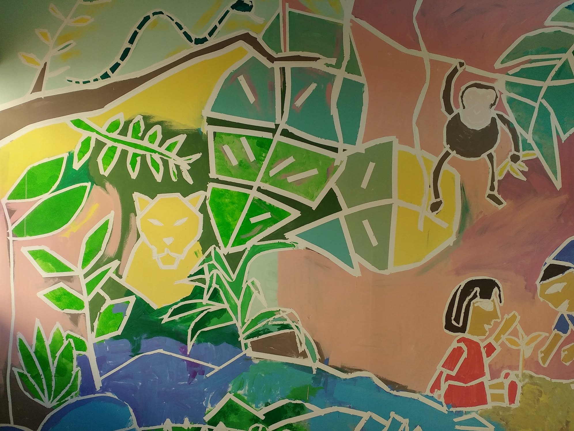 Detalle de animales, plantas y personajes del mural con las líneas descubiertas al retirar la cinta