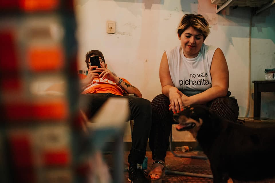 Encuentro entre participantes en el patio de Así no más