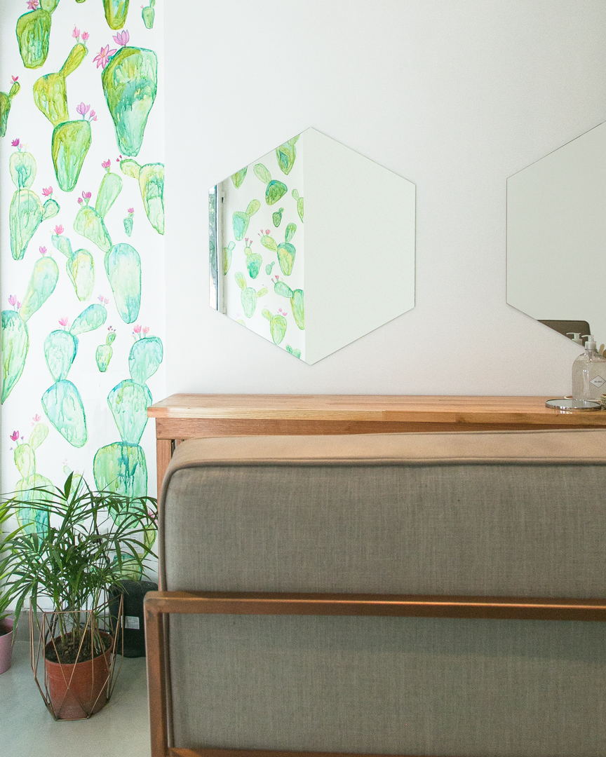 Espacio de DepiBAR con el mural de cactus y espejos hexagonales, 2018