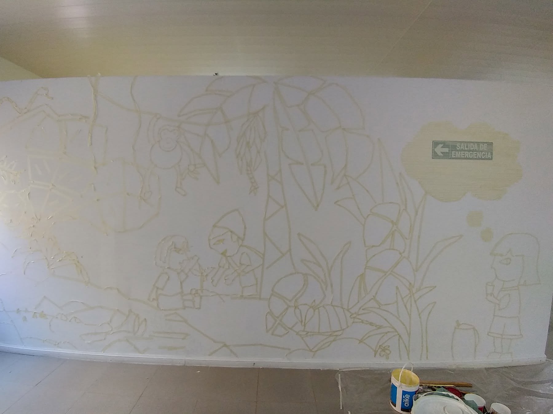 Árboles, animales, plantas y personajes dibujados con cinta antes de la pintura colectiva