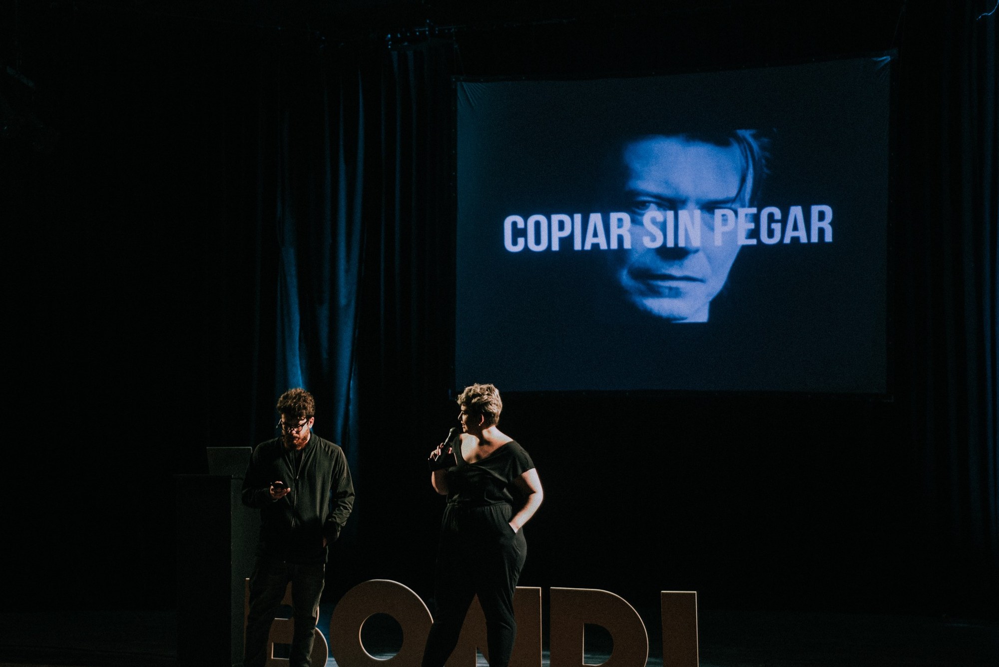 Gabriela Gaona y Matías Read presentando en el escenario de BONDI